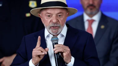 Janones anuncia saída do hospital para comandar “batalha final” de Lula