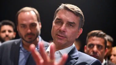 PF prende 19 e bloqueia R$ 558 milhões do Comando Vermelho no RJ