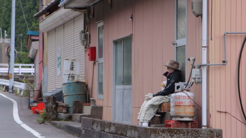 Vila japonesa tem mais bonecos em tamanho real do que moradores – espantalhos representam pessoas em situações cotidianas e atraem turistas curiosos